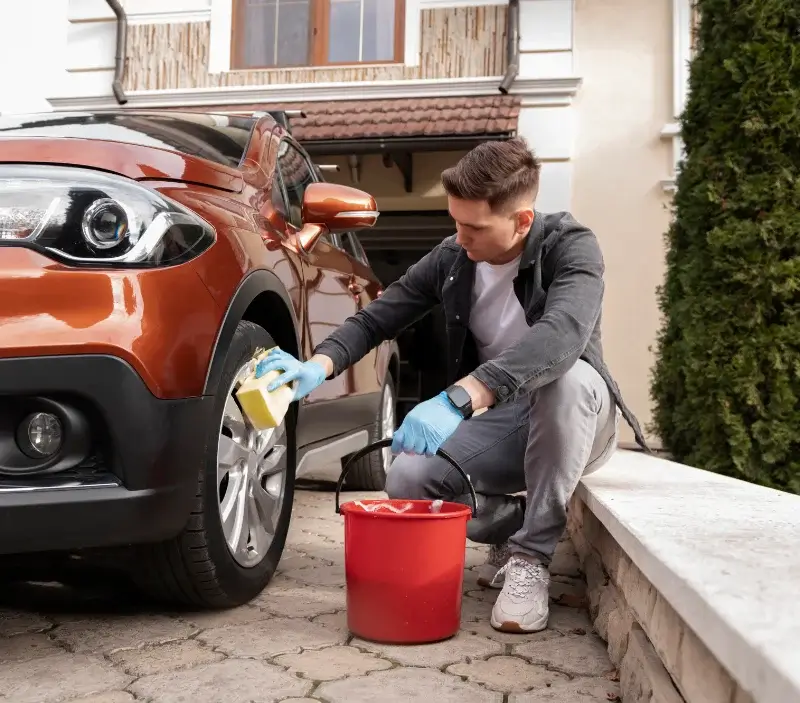 Lavage auto à domicile Merpins : professionnel intervenant sur un véhicule